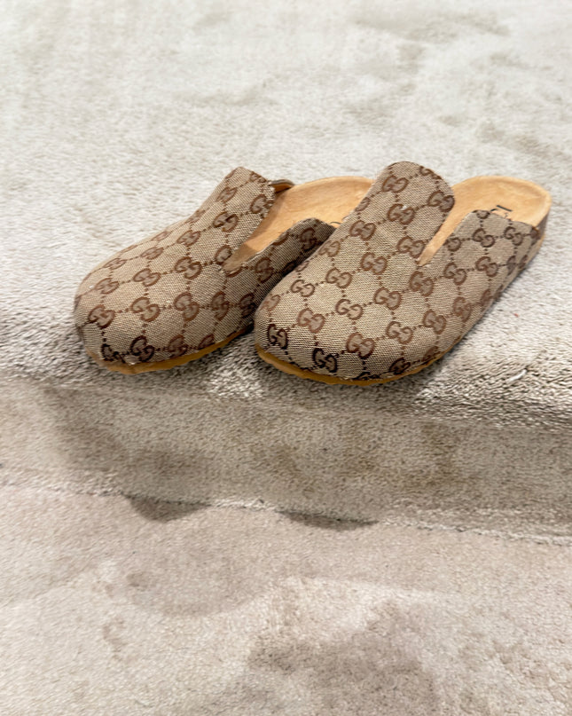 CUSTOM MULES